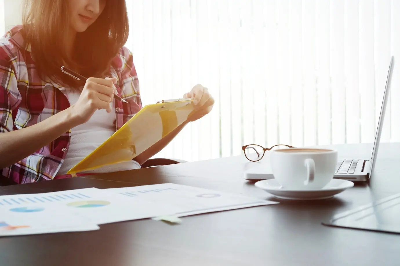 Junge Geschäftsfrau arbeitet in einem modernen Coworking-Space an einem neuen Start-up-Projekt.