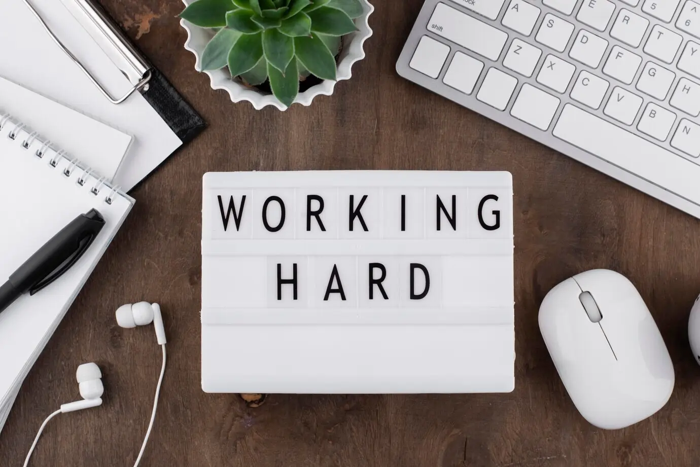 Arbeitsmitteilung auf einer Anordnung von Leuchtkästen.