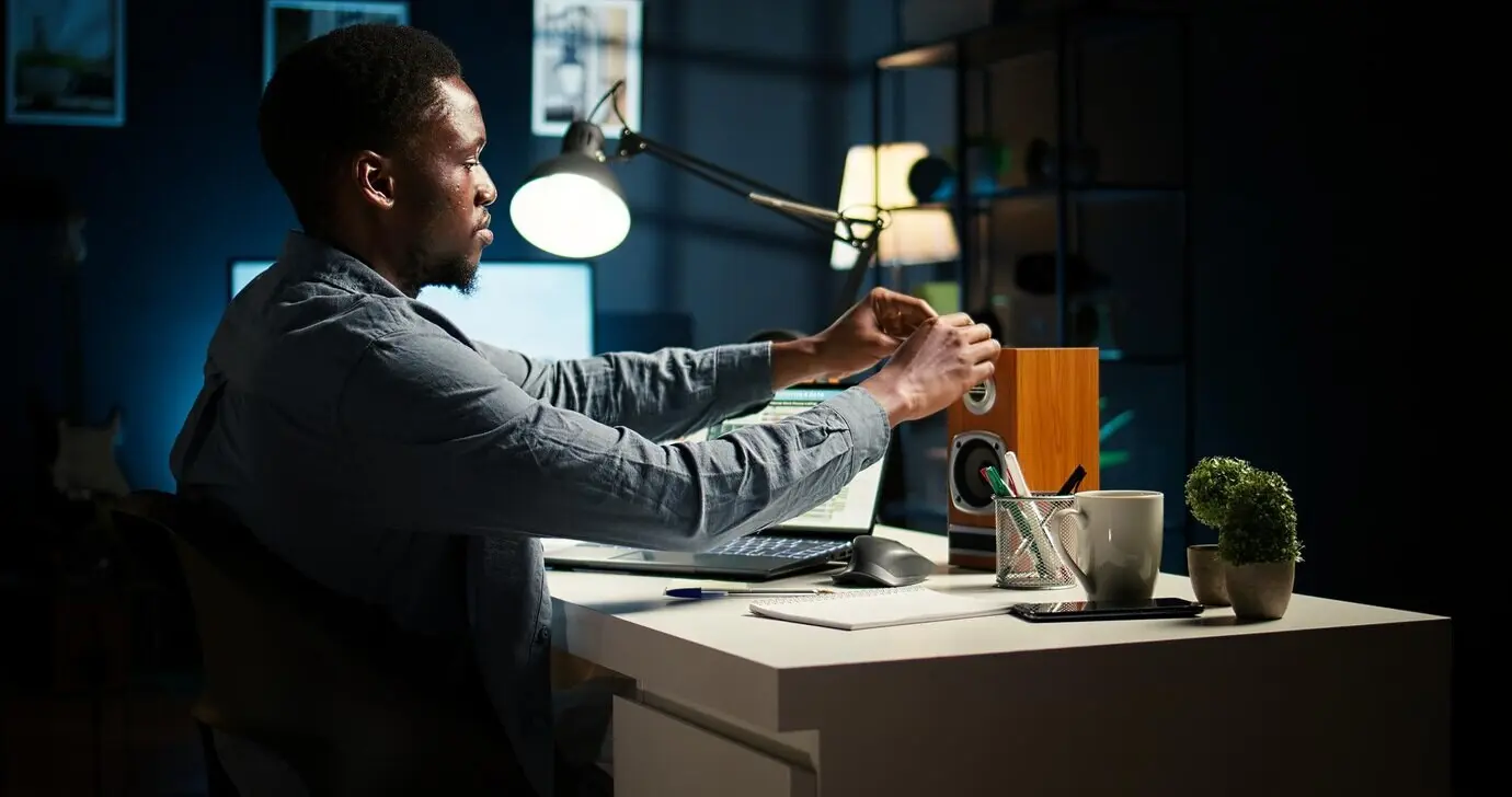 Selbstständiger Freelancer erstellt eine Post-it-Erinnerung und überprüft das Projekt.