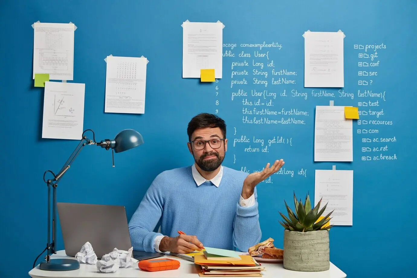 Ein versierter junger IT-Profi arbeitet an der Programmierung einer neuen, nützlichen Webanwendung und hebt zögerlich die Handfläche.